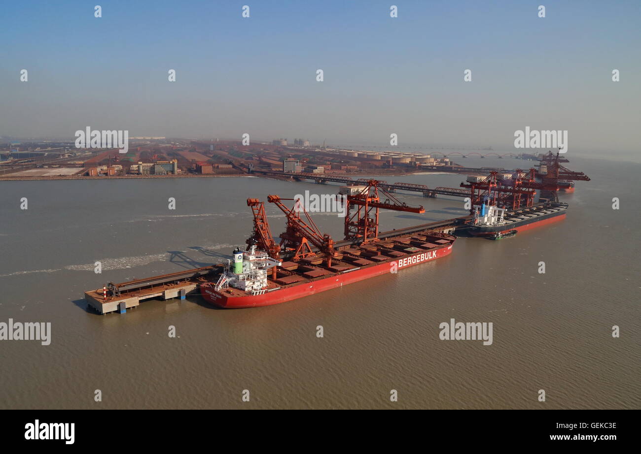 (160727) -- TANGSHAN, 27 luglio 2016 (Xinhua) -- Foto scattata il 7 gennaio 26, 2016 mostra una vista del porto di Caofeidian a Tangshan, nel nord della Cina di nella provincia di Hebei. Nelle prime ore del 28 luglio 1976, uno dei più letali di terremoti del xx secolo rovesciato Tangshan, uccidendo più di 240.000 persone ed il ferimento di un altro 160.000. Il terremoto mortale livellato Tangshan in soli 23 secondi, con il 96 per cento della città architettura generalmente distrutti. Ancora Tangshan è stato la costruzione di un miracolo sul suo detriti sin. Dal 2015, il prodotto nazionale lordo pro capite e il gettito fiscale di Tangshan Foto Stock