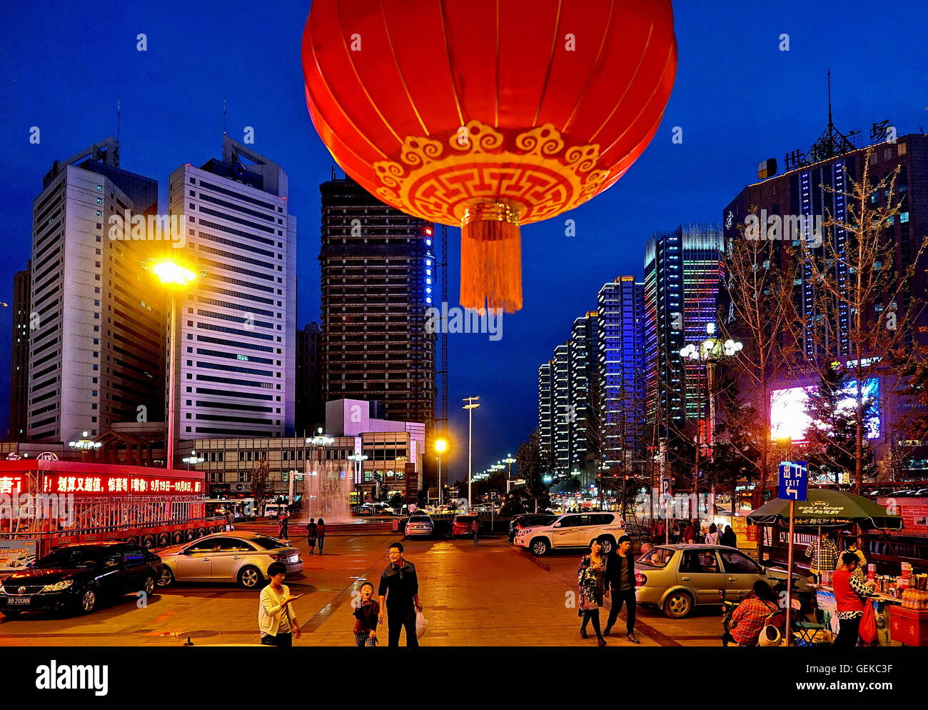 (160727) -- TANGSHAN, 27 luglio 2016 (Xinhua) -- Foto scattata il 7 settembre 7, 2014 mostra la vista notturna del centro cittadino di Tangshan, nel nord della Cina di nella provincia di Hebei. Nelle prime ore del 28 luglio 1976, uno dei più letali di terremoti del xx secolo rovesciato Tangshan, uccidendo più di 240.000 persone ed il ferimento di un altro 160.000. Il terremoto mortale livellato Tangshan in soli 23 secondi, con il 96 per cento della città architettura generalmente distrutti. Ancora Tangshan è stato la costruzione di un miracolo sul suo detriti sin. Dal 2015, il prodotto nazionale lordo pro capite e il gettito fiscale di Tangshan ra Foto Stock