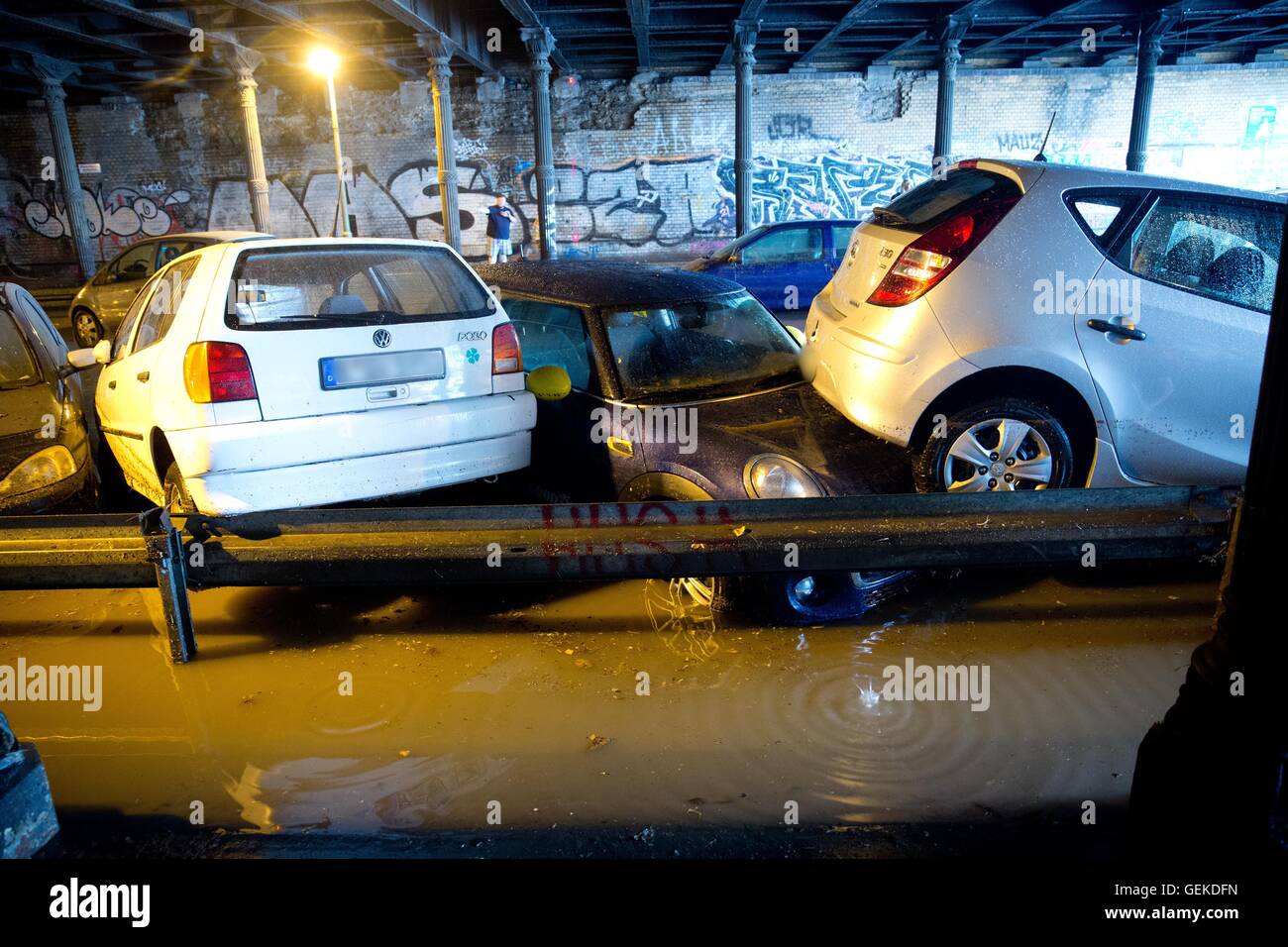 Berlino, Germania. 27 Luglio, 2016. Forti piogge hanno spinto le macchine parcheggiate su ogni altro nel tunnel Gleim a Berlino, Germania, 27 luglio 2016. Foto: JOERG CARSTENSEN/dpa/Alamy Live News Foto Stock