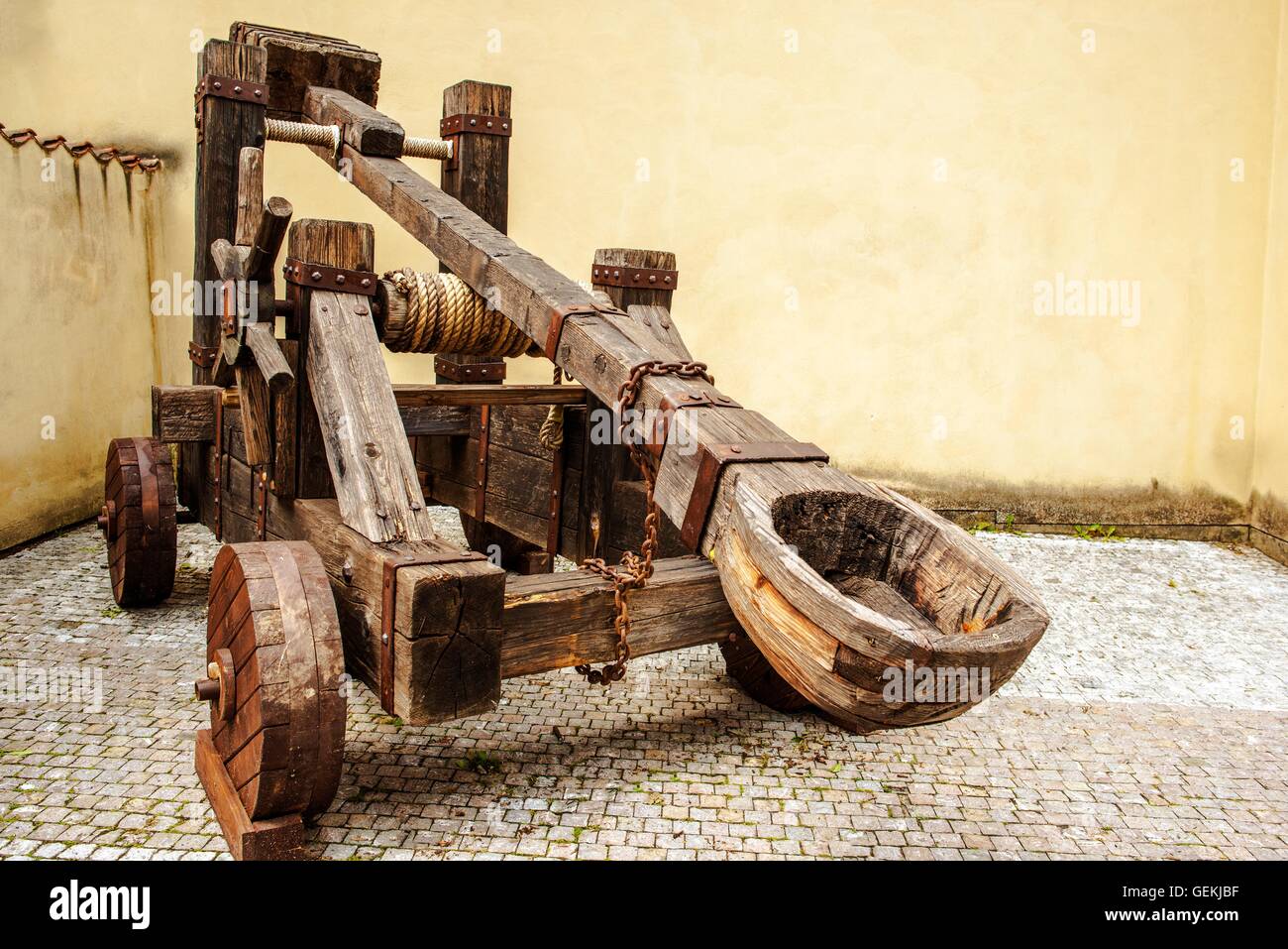 Legno catapulta medievale dispositivo balistico. Antica tecnologia militare Foto Stock
