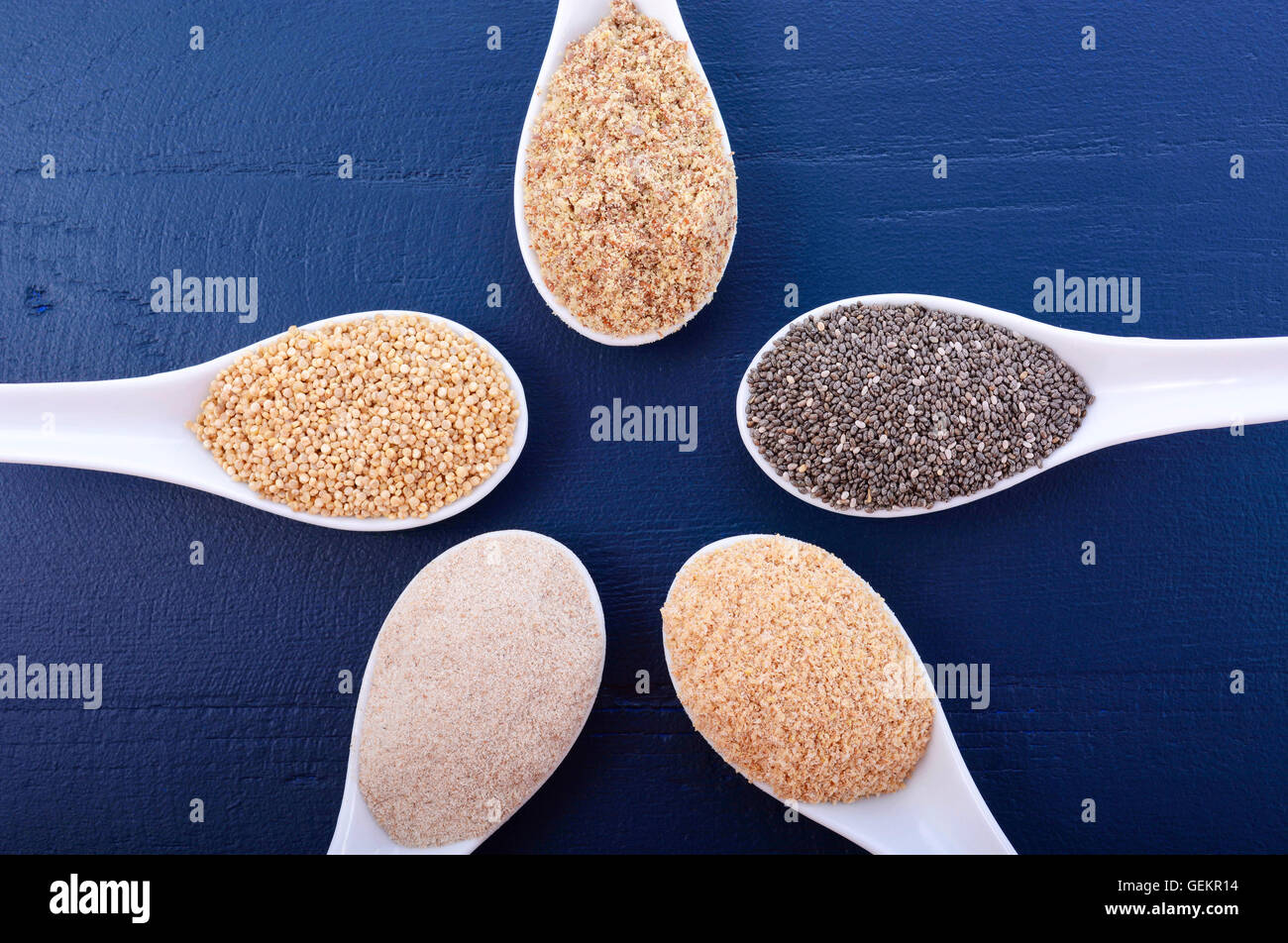 Granuli compresi, grano bianco quinoa, psillio lolla di polvere nera, Chia, il germe di grano e la massa LSA mix, in bianco misurino Foto Stock