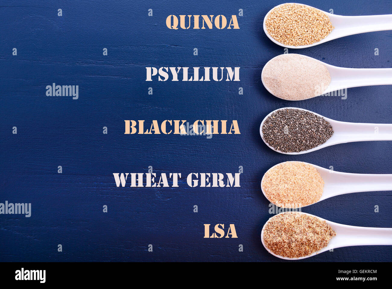 Granuli compresi, grano bianco quinoa, psillio lolla di polvere nera, Chia, il germe di grano e la massa LSA mix, in bianco misurino Foto Stock