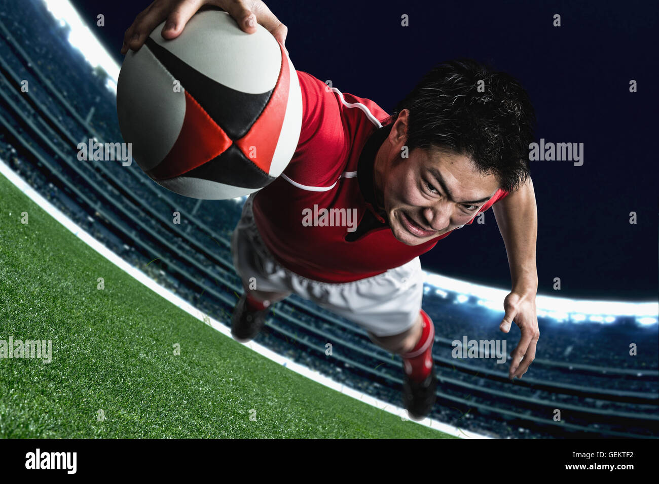 Ritratto di giapponese giocatore di rugby immersioni il cliente a provare Foto Stock