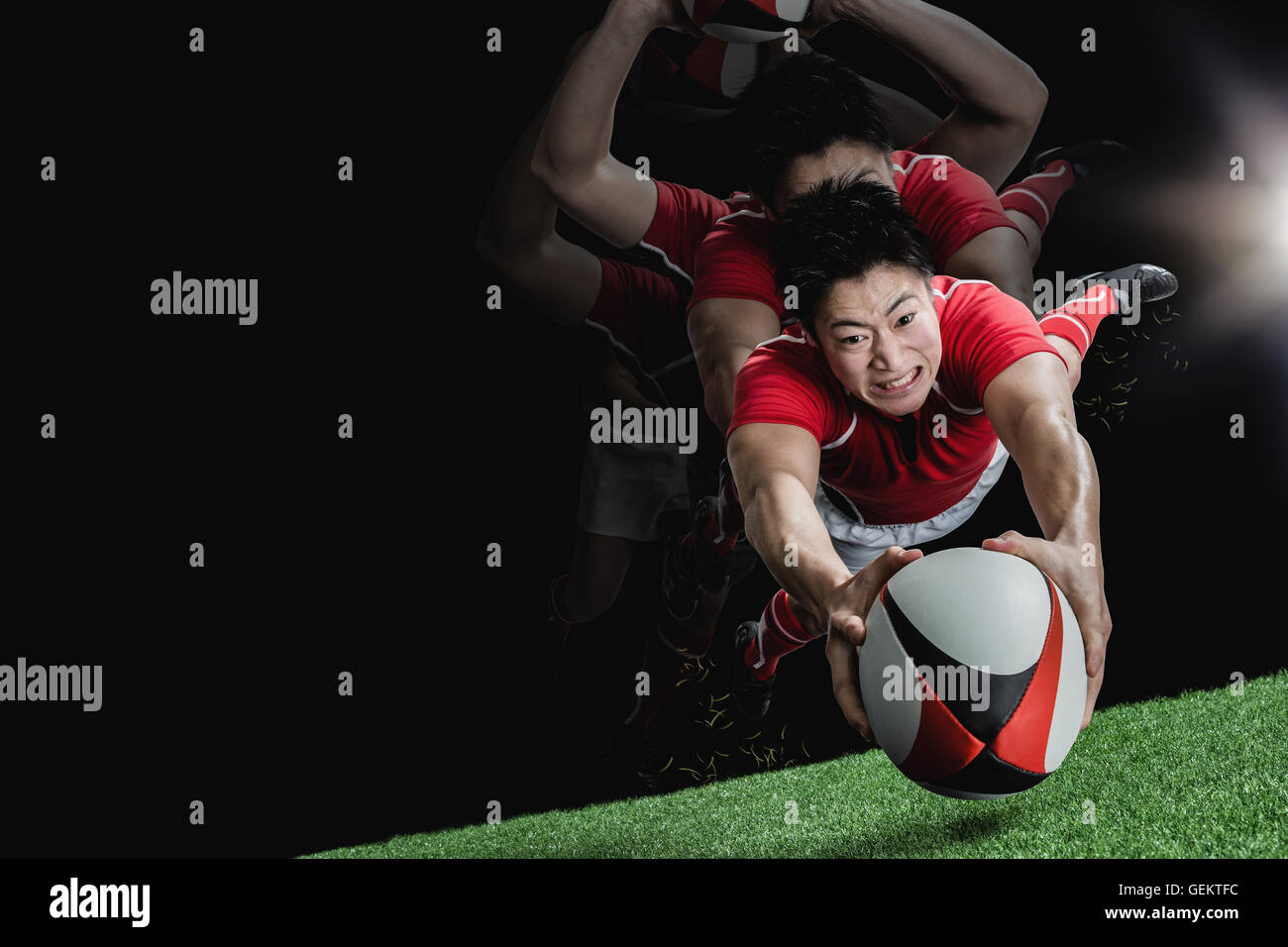 Ritratto di giapponese giocatore di rugby immersioni il cliente a provare Foto Stock