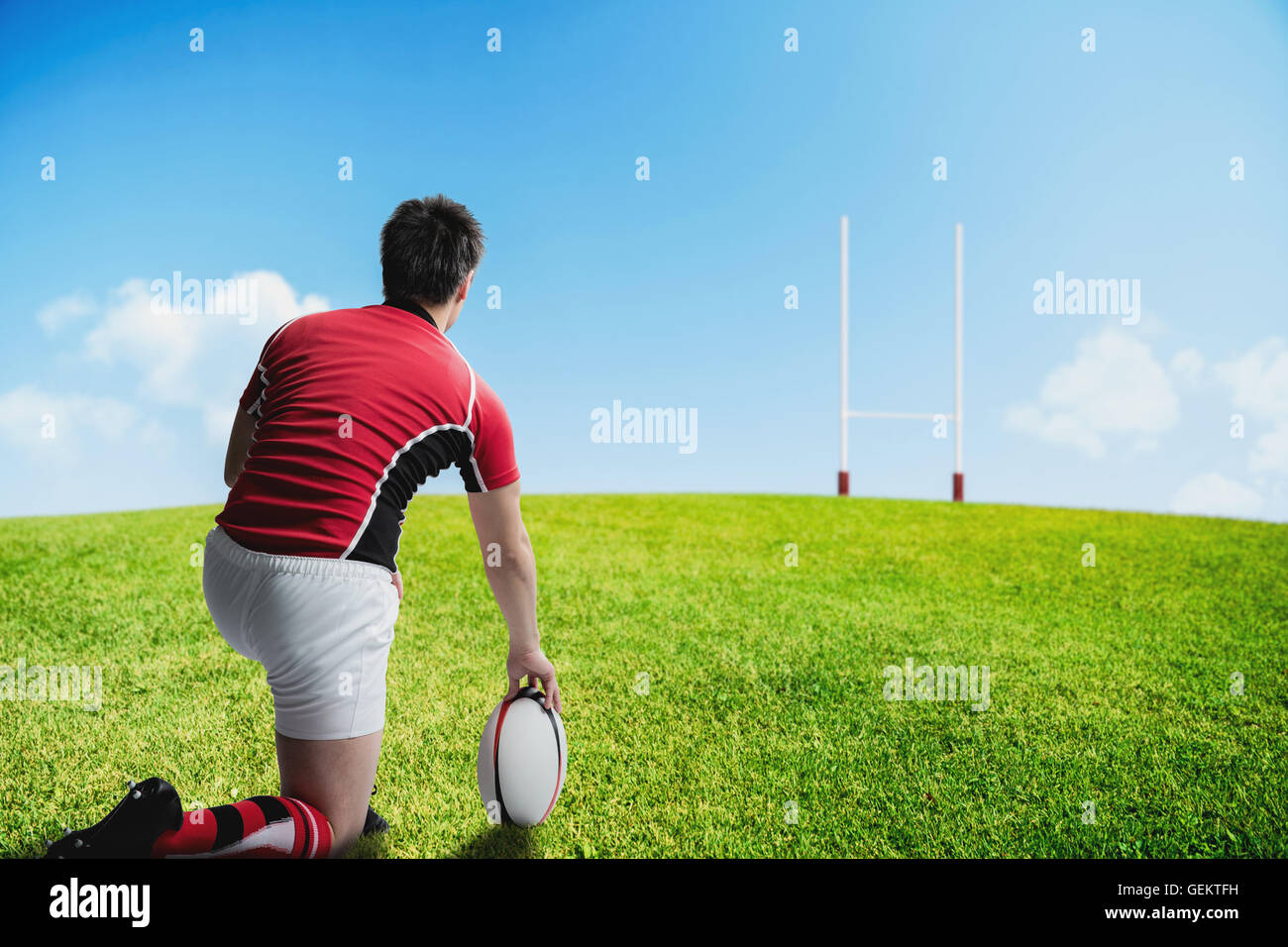 Ritratto di giapponese giocatore di rugby si prepara a dare dei calci alla sfera Foto Stock