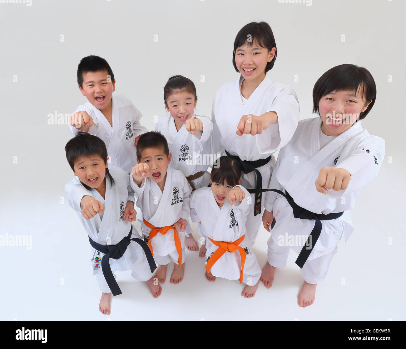 I ragazzi giapponesi nel karate uniforme su sfondo bianco Foto Stock