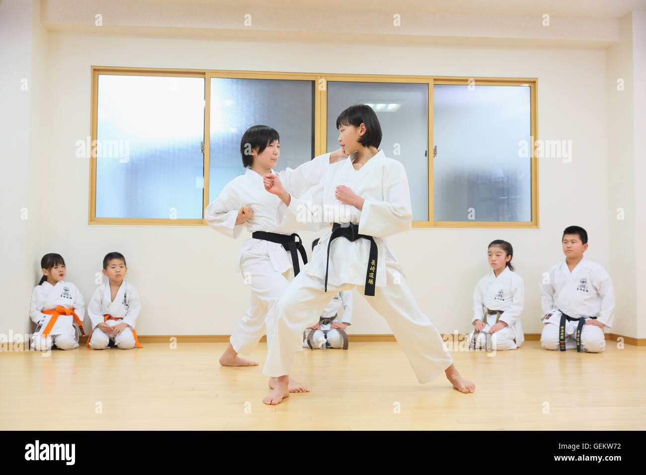 I ragazzi giapponesi karate class Foto Stock