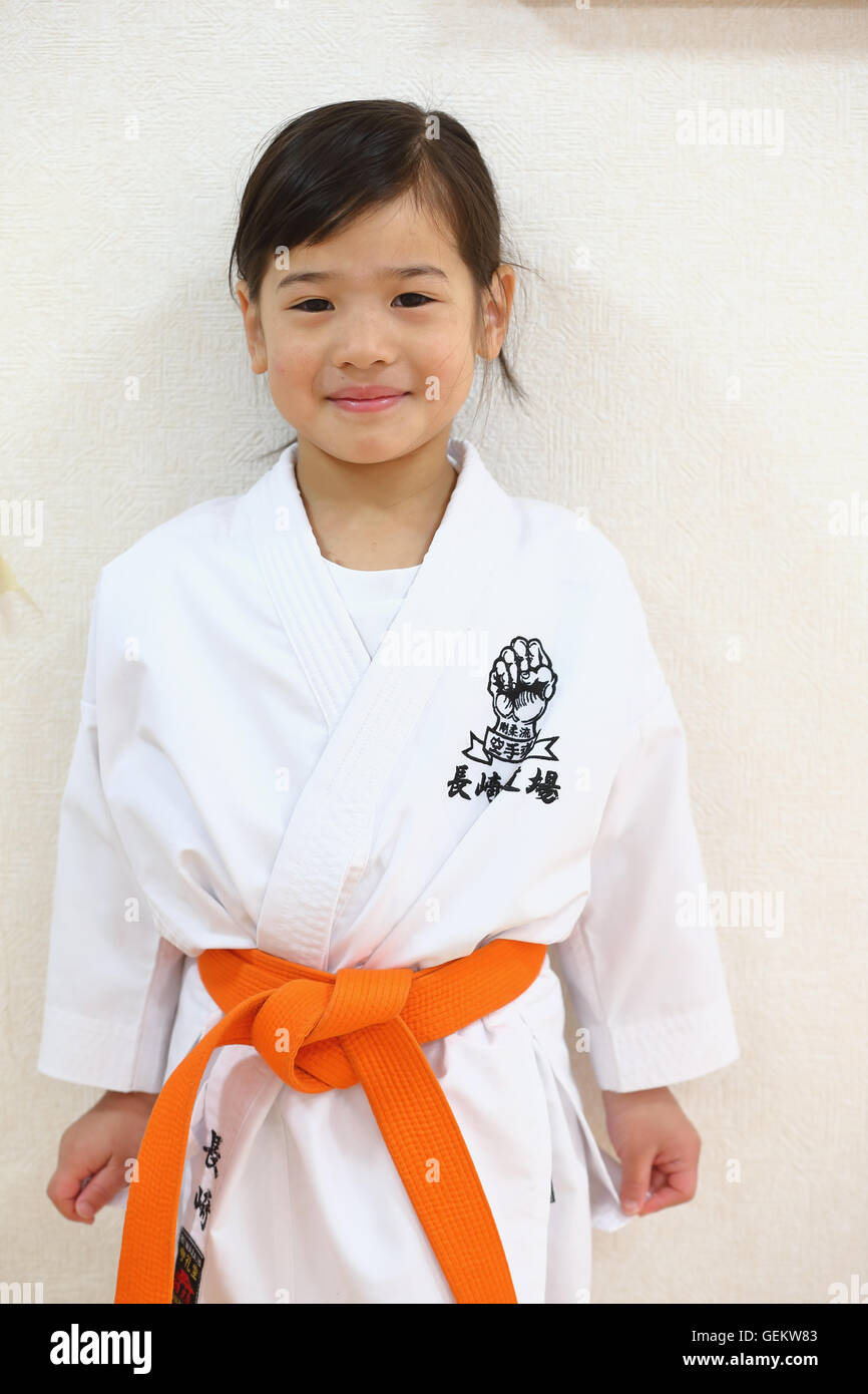 Ragazzo giapponese nel karate una formazione uniforme Foto Stock