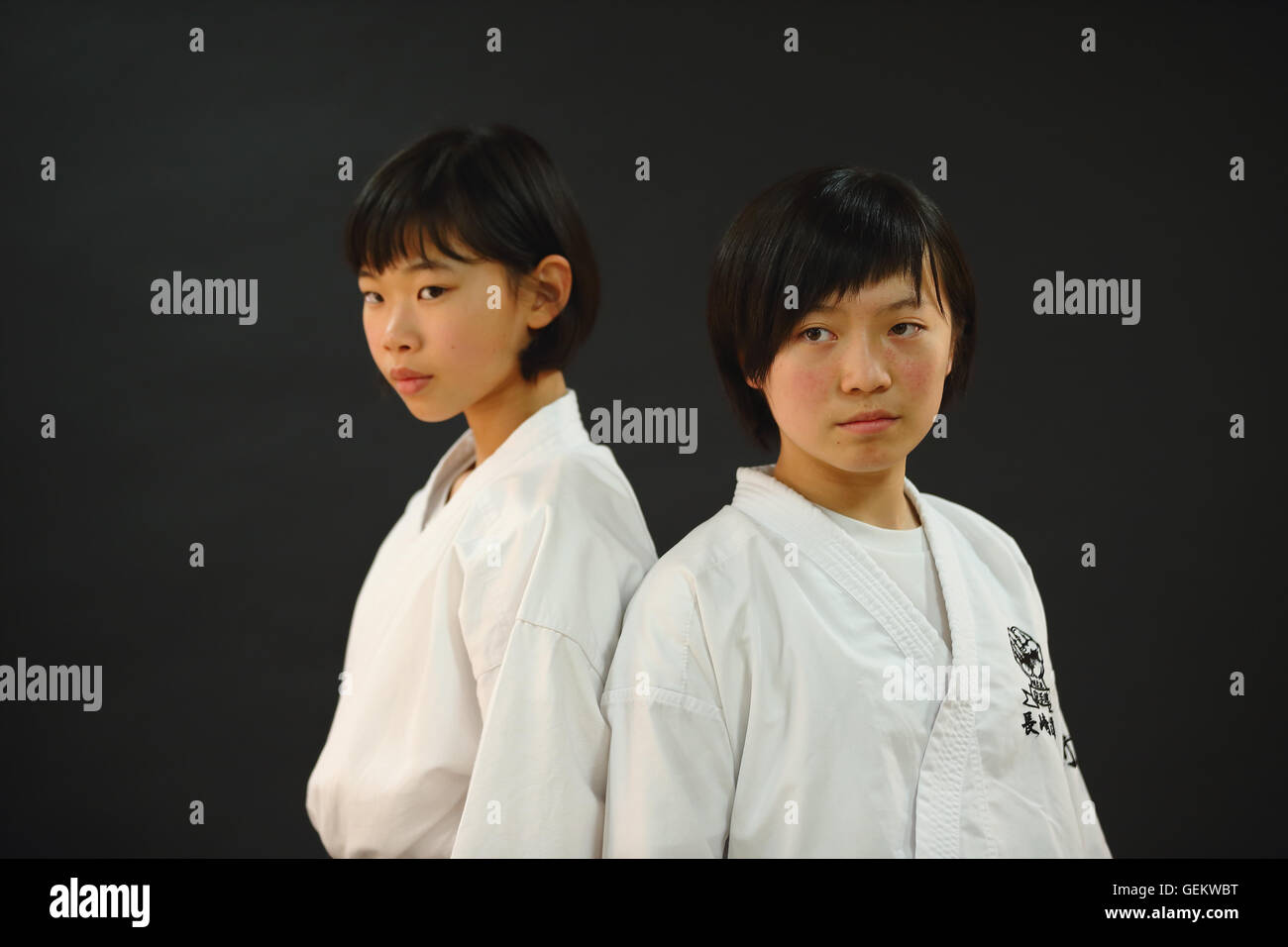 I ragazzi giapponesi nel karate uniforme su sfondo nero Foto Stock