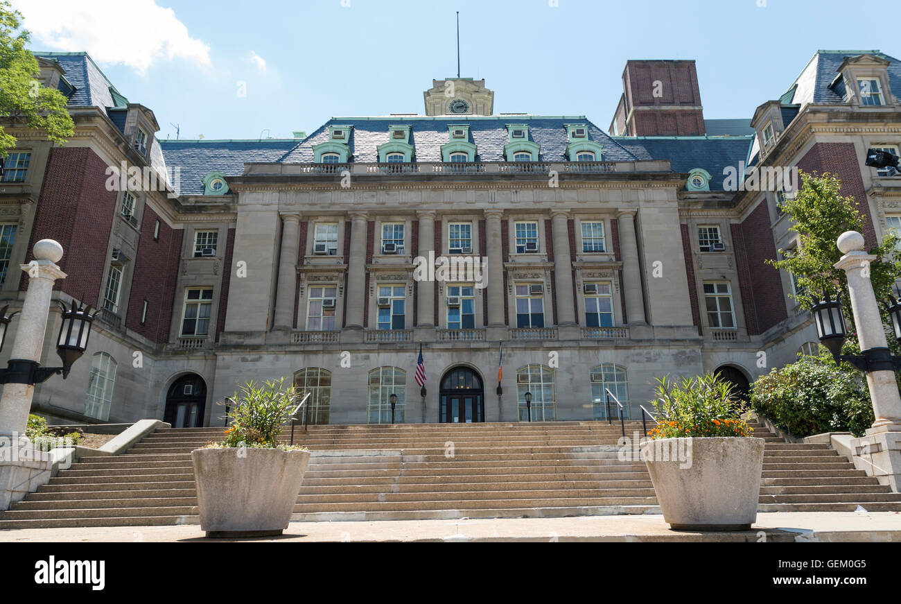 Basso angolo di vista la peculiare Staten Island Borough Hall in Richmond Avenue terrazza, San Giorgio, Staten Island, New York City Foto Stock