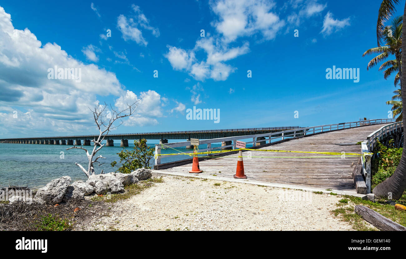 Florida, Piccione chiave quartiere storico, Old Seven Mile ponte di legno abbandonate su/giù dalla rampa Foto Stock