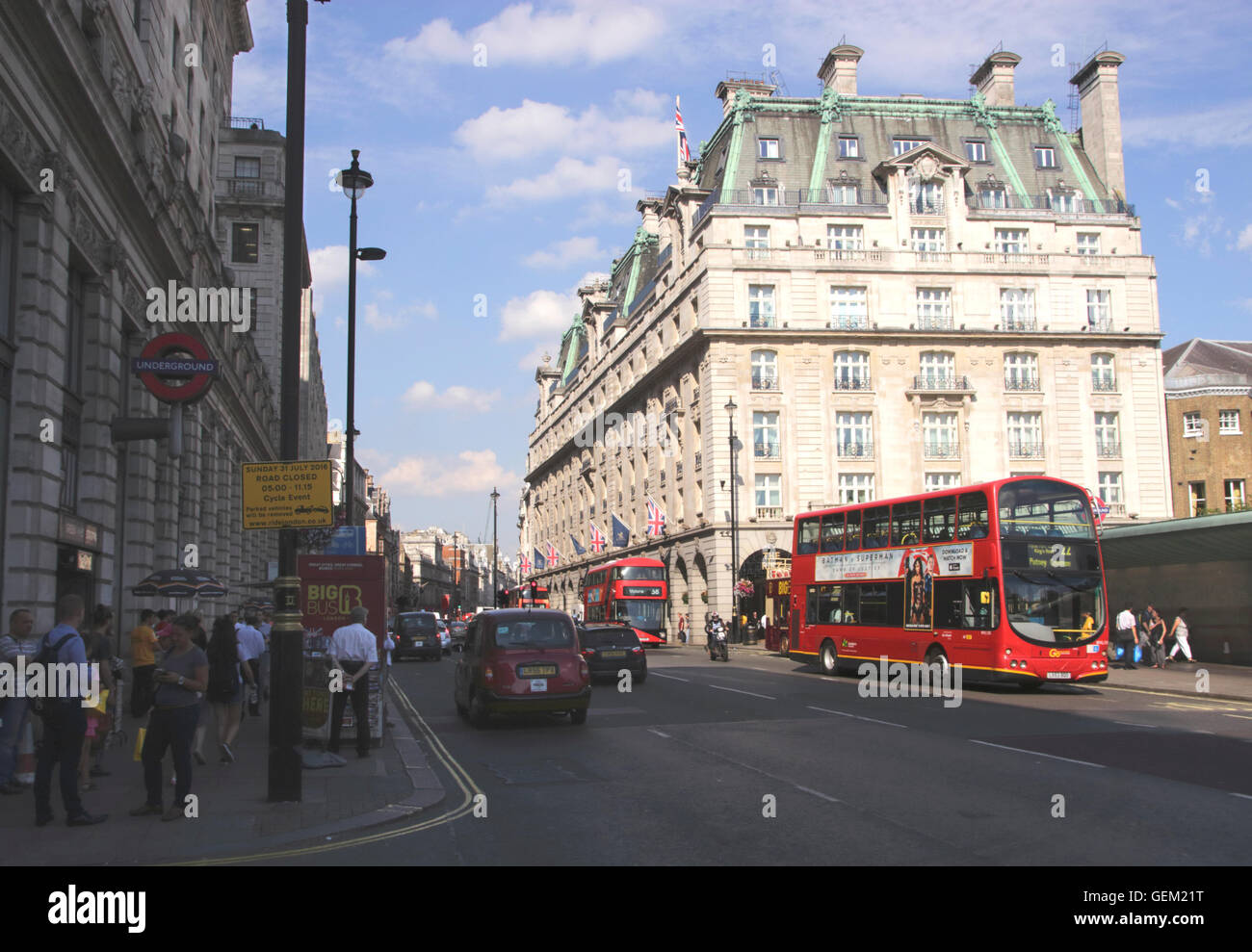 Vista lungo Piccadilly London il Ritz Hotel sullo sfondo Foto Stock