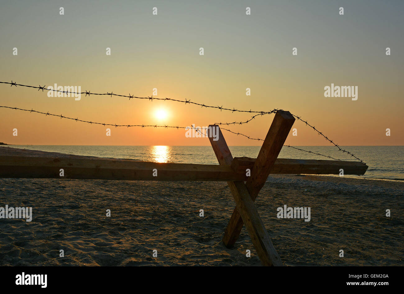 Drammatico tramonto sulla spiaggia di corbu, Romania, una delle più belle spiaggia vergine in europa Foto Stock