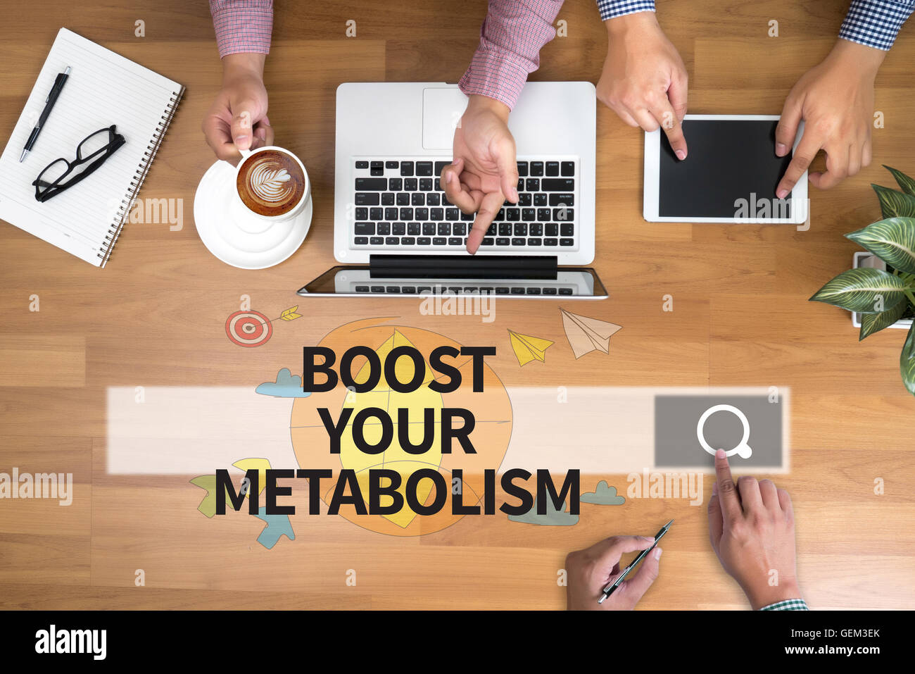 Incrementare il tuo metabolismo uomo toccare ricerca bar e due proprietari lavorare alla scrivania in ufficio e con un digital tablet touch-screen un Foto Stock