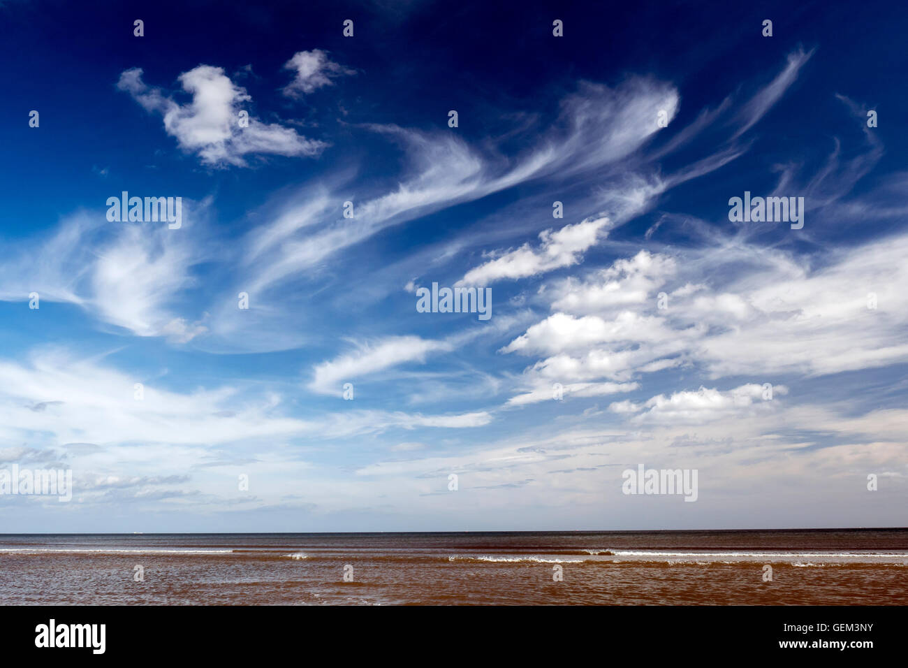 Nuvole sopra il mare, North Yorkshire Foto Stock