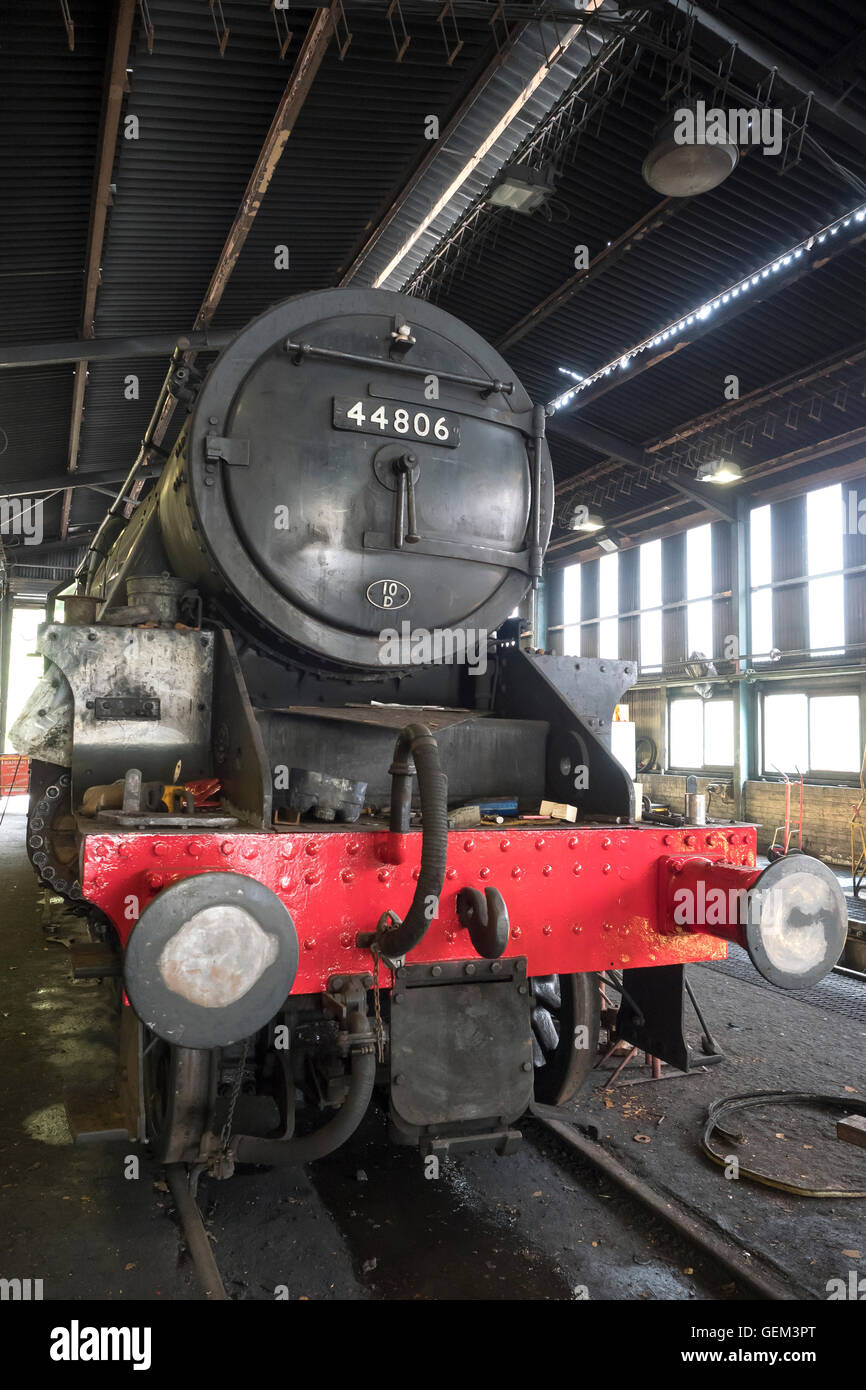 LMS 5MT "Black 5' 4-6-0 n. 44806 subendo lavori di riparazione del motore Grosmont Shed, North York Moors storica ferrovia Foto Stock