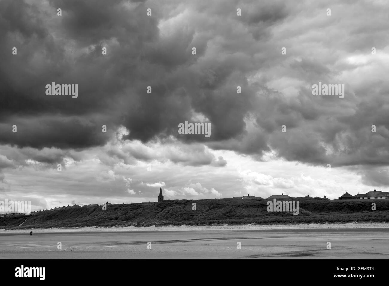 Chiesa guglia, cielo tempestoso e spiaggia, Marske dal mare, North Yorkshire Foto Stock