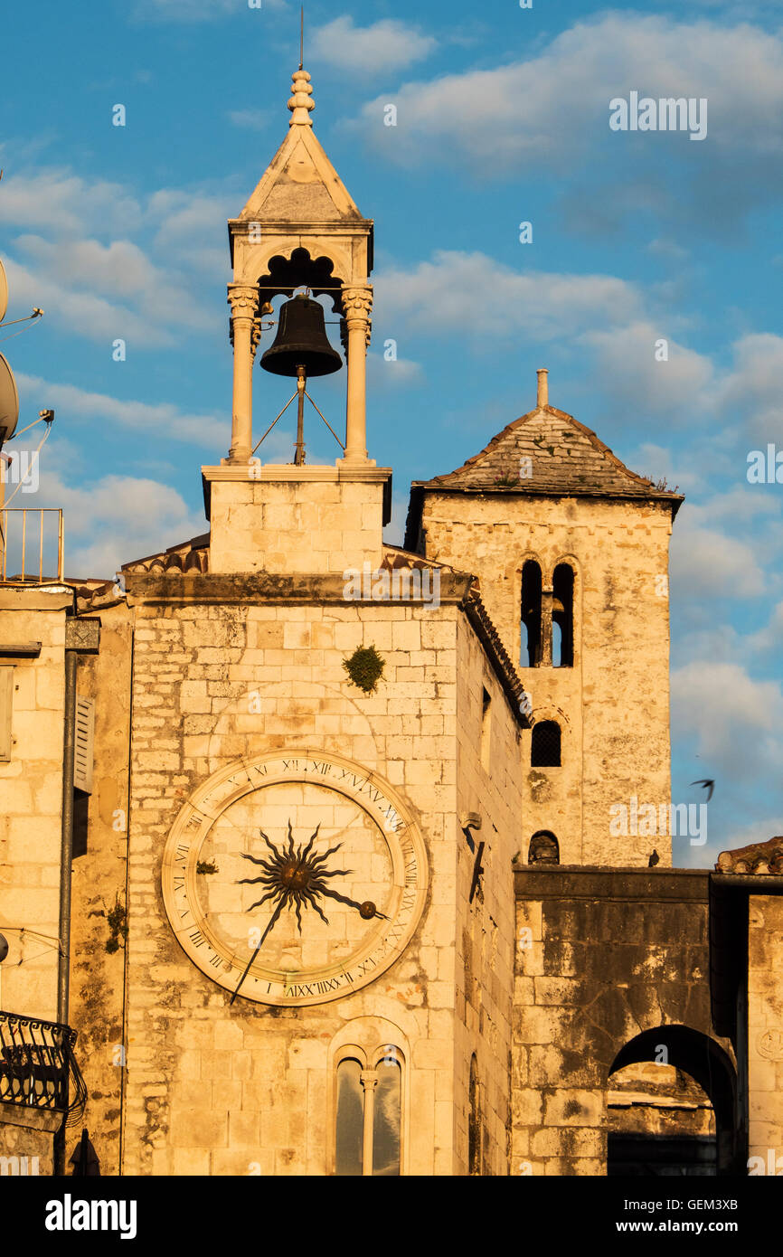 15Il thC Pjaca Clock Tower, Split, Croazia, Dalmazia, il Palazzo di Diocleziano è fotografato in morbida luce della sera Foto Stock