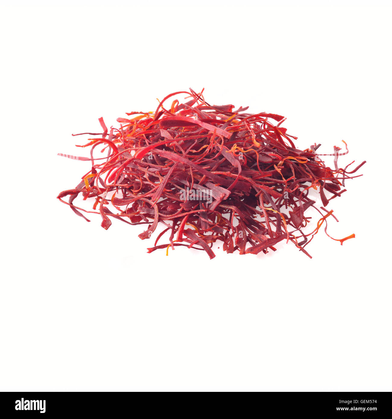 Close up di rosso di fili di zafferano su sfondo bianco Shot in Studio Foto Stock