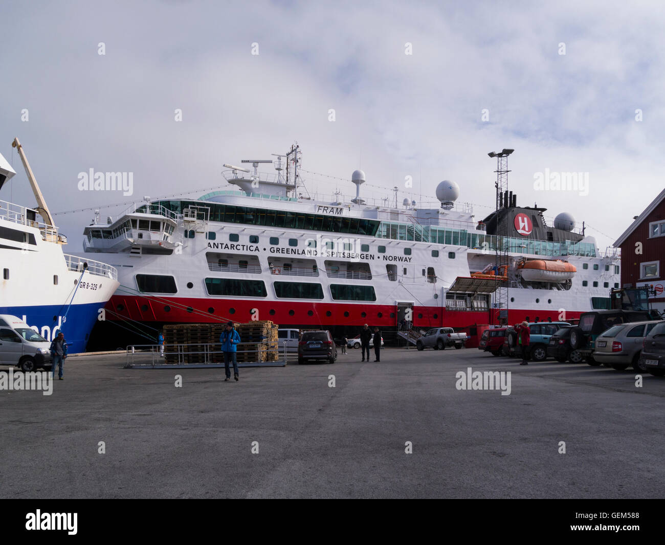 MS Fram Norwegian Cruise nave ormeggiata nel porto di Nuuk città capitale Groenlandia occidentale una famosa nave da crociera di destinazione e di attrazione turistica Foto Stock