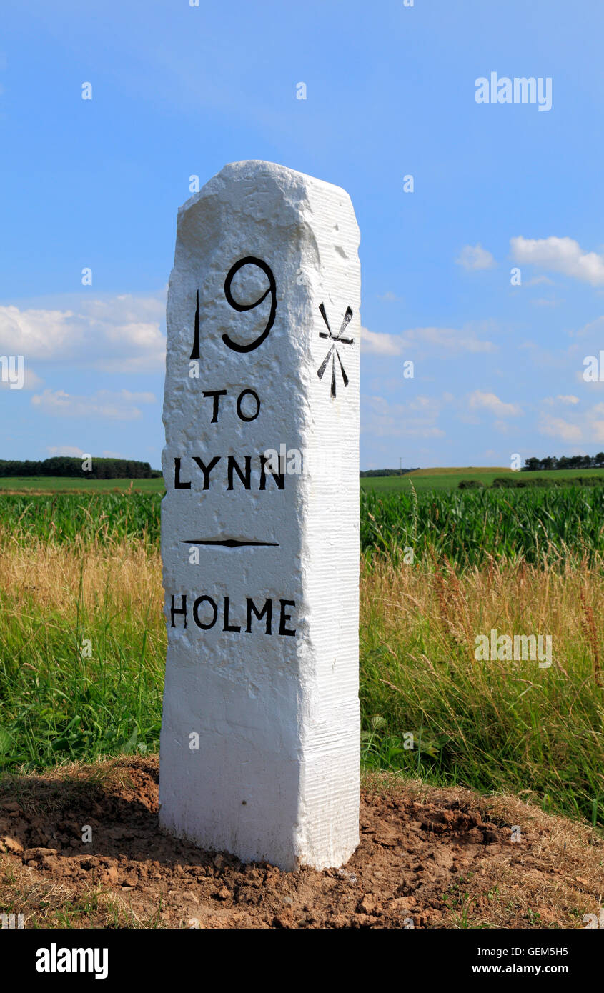 Vecchia pietra miliare, Holme, Norfolk, 19 miglia a Kings Lynn, ampia freccia pietre miliari marker marcatore strada England Regno Unito Foto Stock
