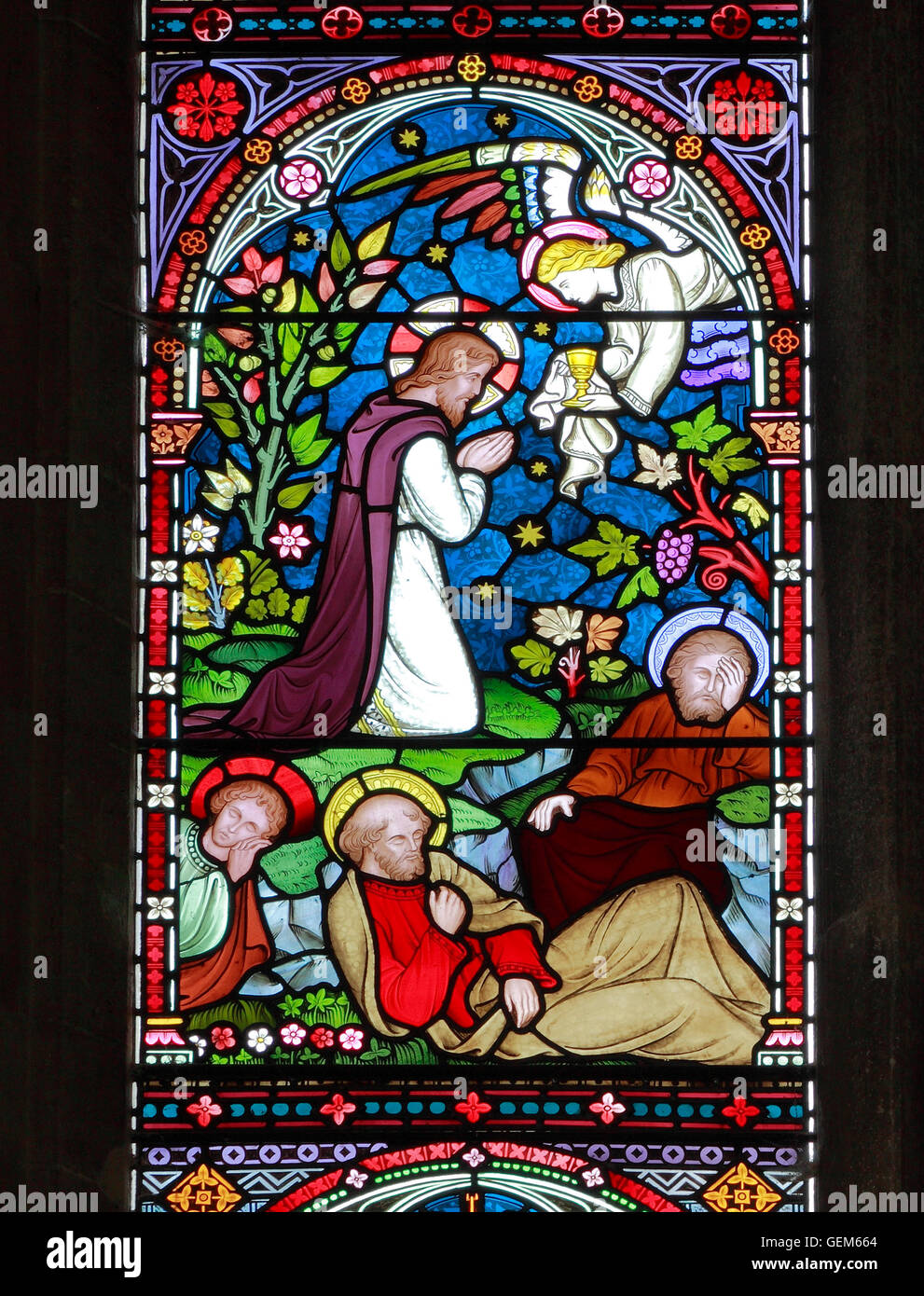 Gesù prega nel giardino del Getsemani, discepoli dormire, Old Hunstanton vetrata, dettaglio della vita di Gesù, Preedy Foto Stock