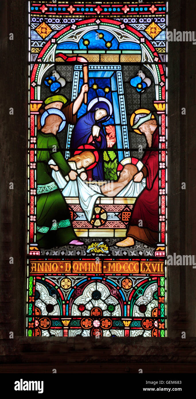 Giuseppe d'Arimatea e Nicodemo gettare il corpo di Gesù nella tomba, Old Hunstanton, dettaglio della finestra di vetro colorato da Federico Preedy, Foto Stock