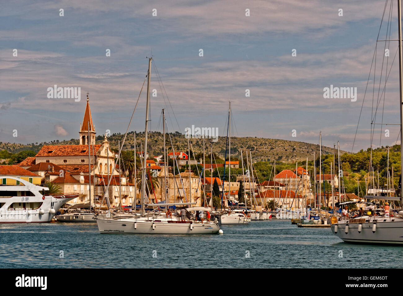Yacht da crociera di attraccare nella città di Milna sul isola di Brac, Croazia. Foto Stock