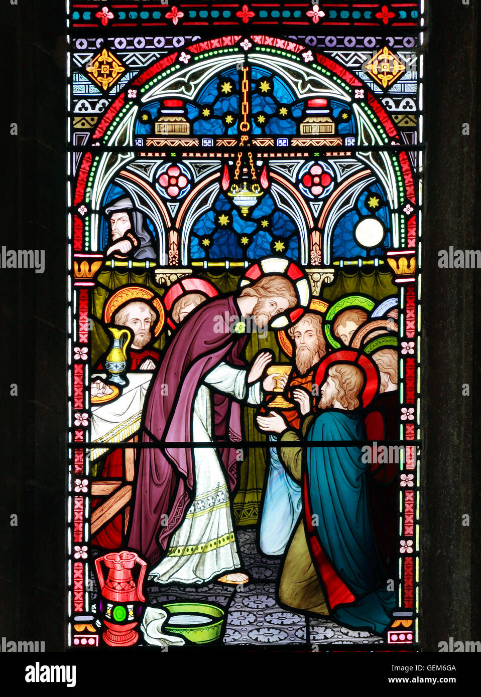 L'Ultima Cena, Gesù offre vino al discepolo, Old Hunstanton, dettaglio della finestra di vetro colorato da Federico Preedy, 1867 Foto Stock