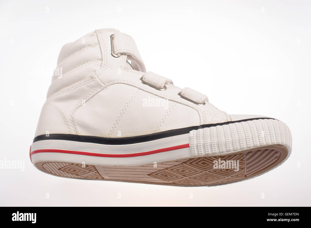 A sinistra di sneaker bianco su sfondo bianco Foto Stock