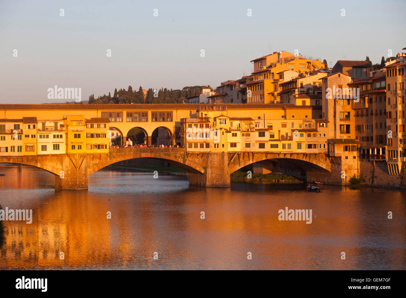 L'Italia,Toscana,Firenze,Ponte Vecchio e dal fiume Arno al tramonto. Foto Stock