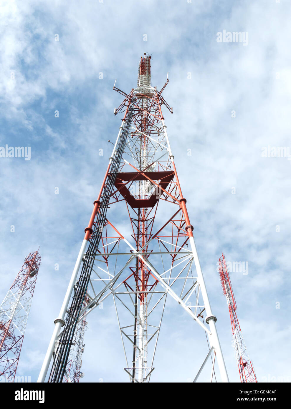 Torri di telecomunicazione con cielo blu Foto Stock