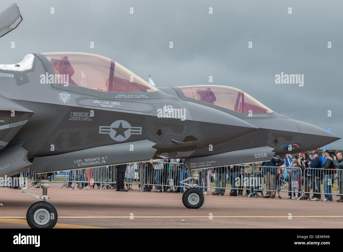 Vista laterale di due F-35 Lightning 2 aeromobili su visualizzazione statica. Foto Stock