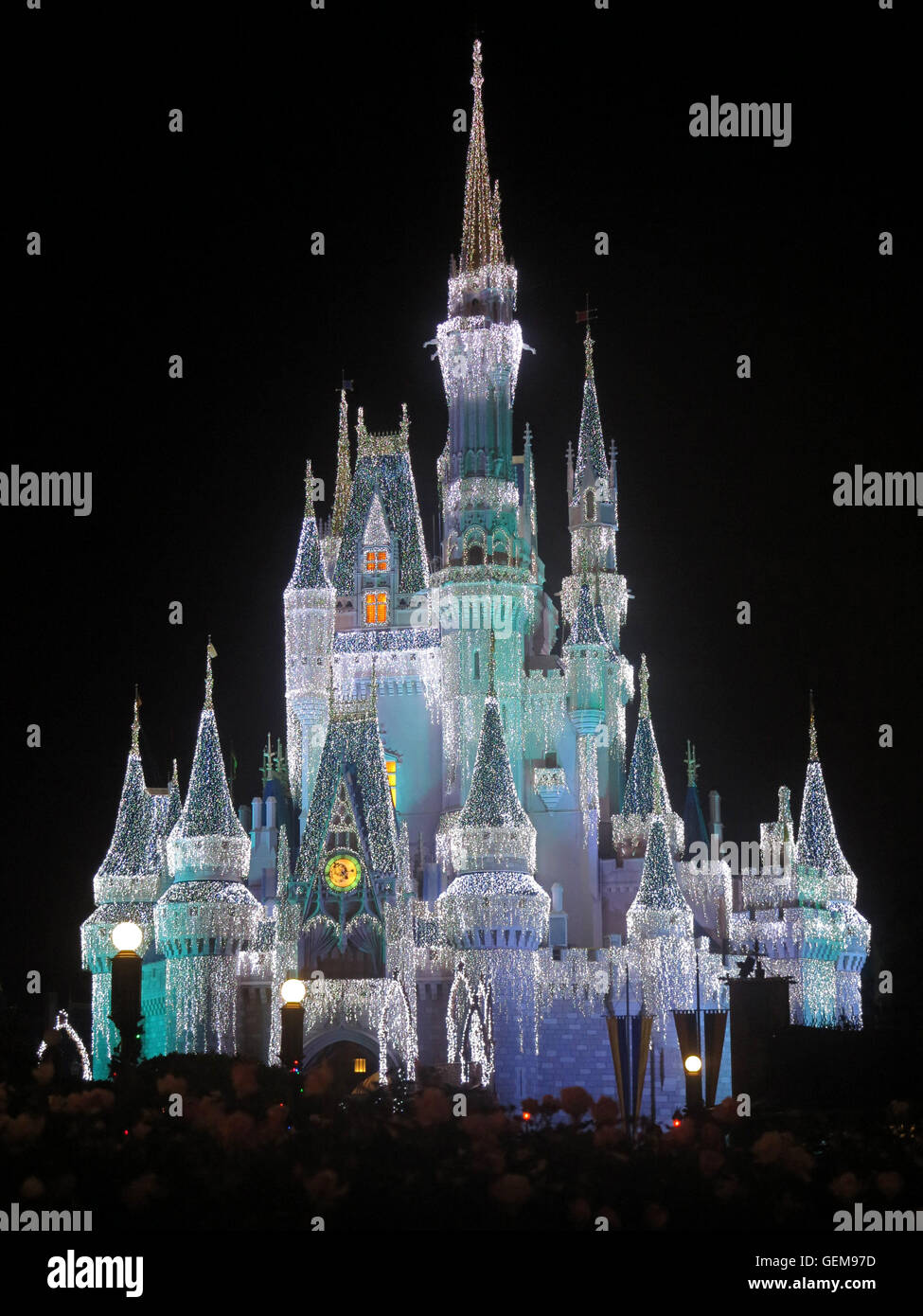 Orlando, Florida, Stati Uniti d'America. Gennaio 2nd, 2013. Il Walt Disney World Cenerentola Castello nel Magic Kingdom illuminata durante il Natale. Foto Stock