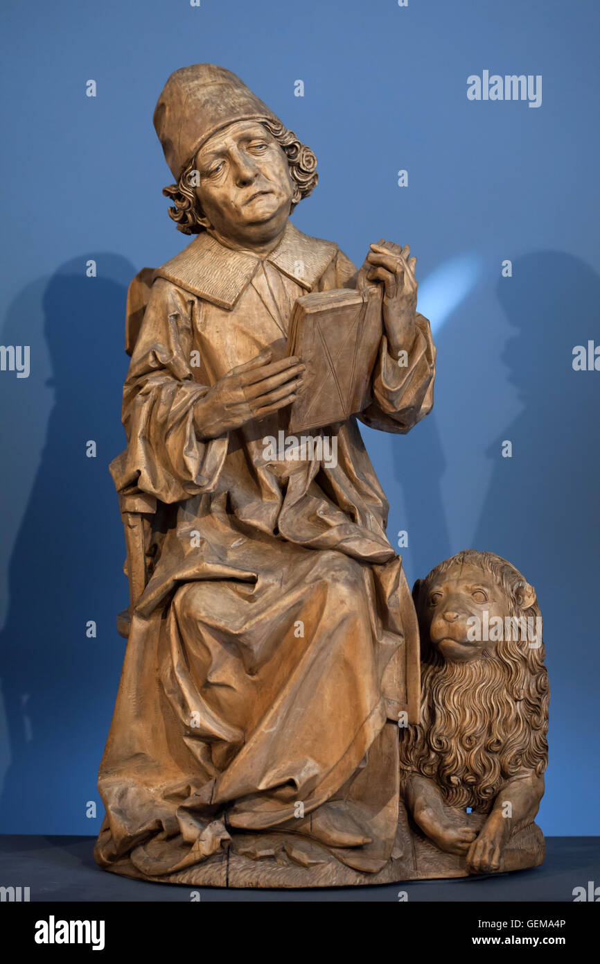 San Marco Evangelista. Statua in legno da 1490-1492 da scultore tedesco Tilman Riemenschneider visualizzato nel Bode Museum di Berlino, Germania. Foto Stock