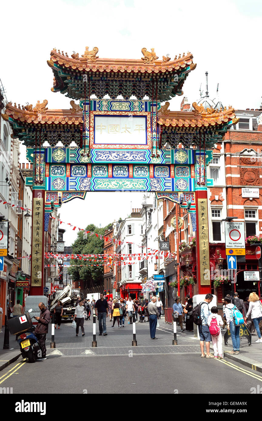 Londra, UK, 26/07/2016, un nuovo quarto gate per China Town in Wardour Street Soho nella dinastia Ching di design. Foto Stock