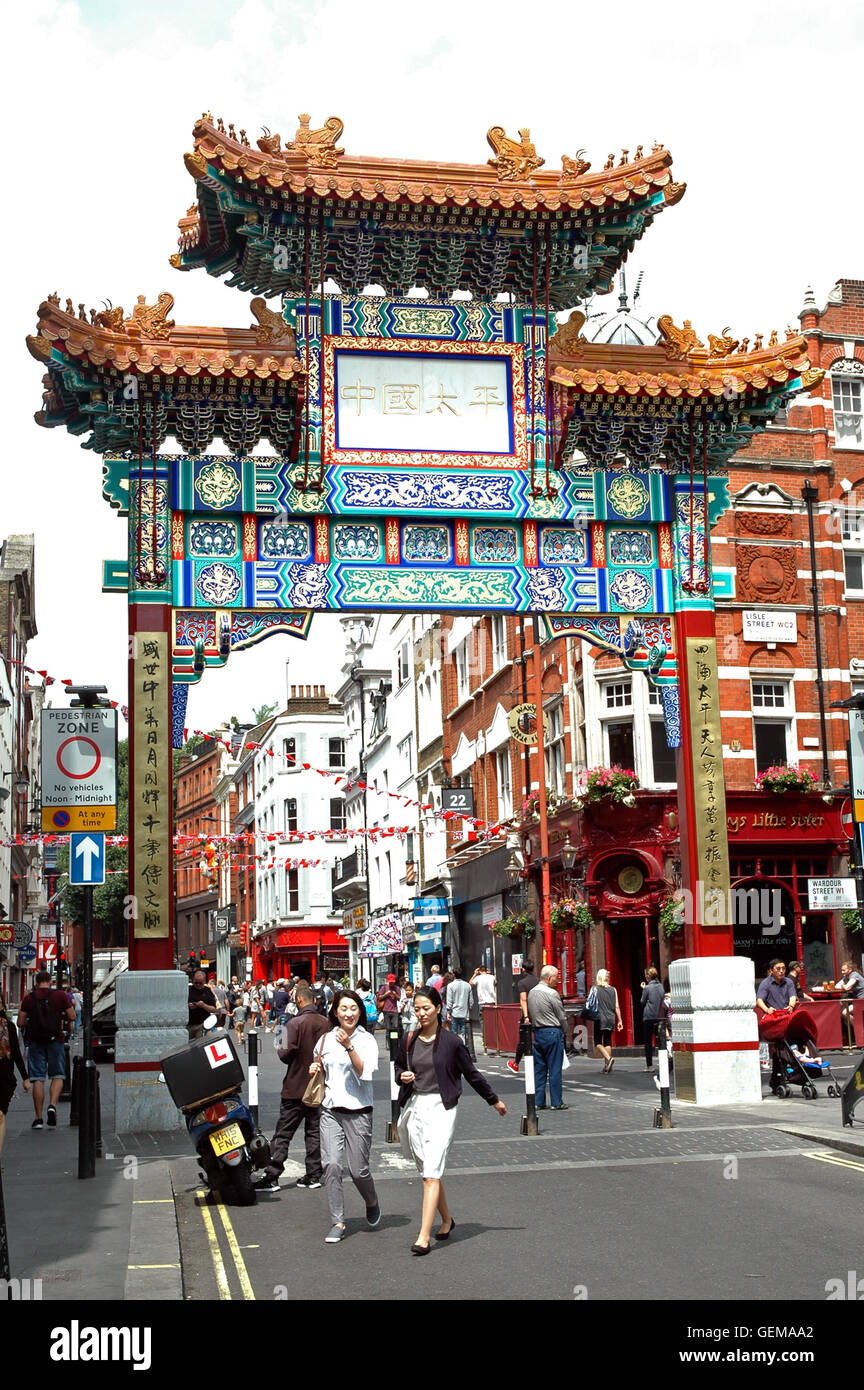 Londra, UK, 26/07/2016, un nuovo quarto gate per China Town in Wardour Street Soho nella dinastia Ching di design. Foto Stock