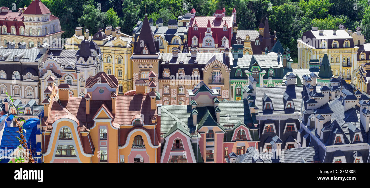 Città europea panorama. Tetti colorati. Anima europea Foto Stock