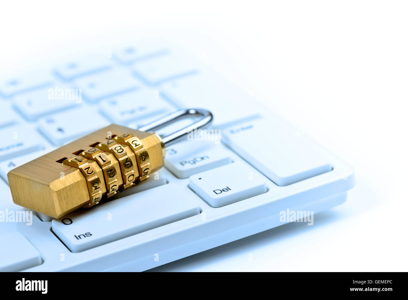 Concetto di computer e la sicurezza online con tastiera e un lucchetto tonica in blu Foto Stock