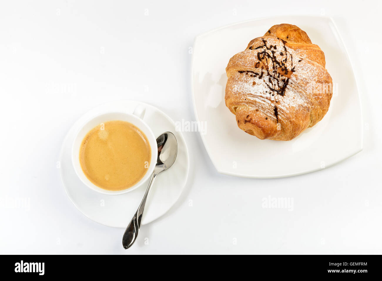 Freschi croissant al cioccolato e caffè su sfondo bianco Foto Stock
