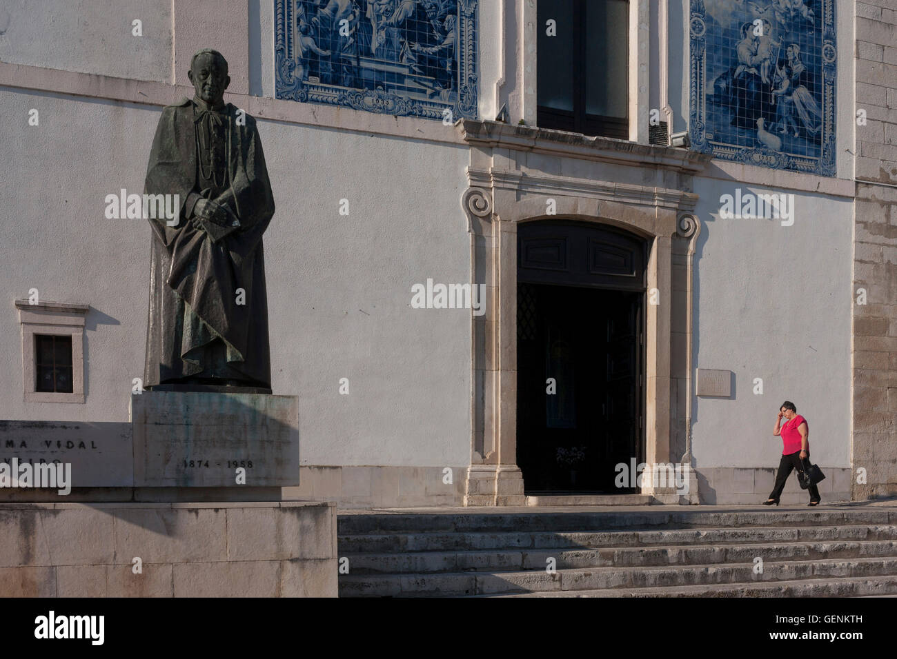 Immettendo la Paroquial Igreja da Vera Cruz (chiesa) per domenica sera Massa in Aveiro, Portogallo. Foto Stock