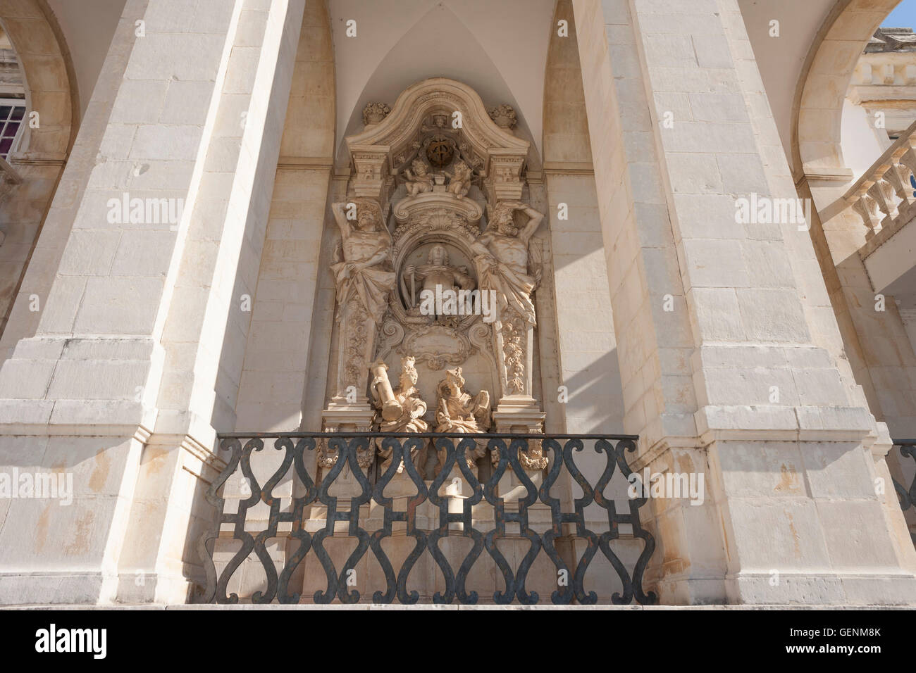 Le sculture in legno restaurato in Via Latina la passerella di Velha Universidade in Paco das Escolas, Università di Coimbra, Portogallo. Foto Stock