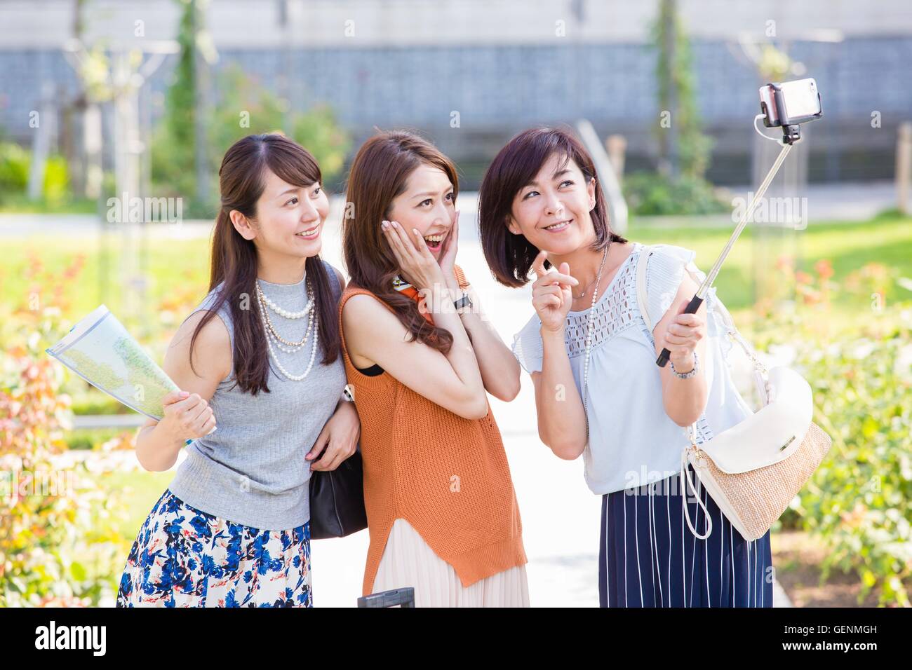 Le donne di scattare una foto con la bacchetta selfie Foto Stock