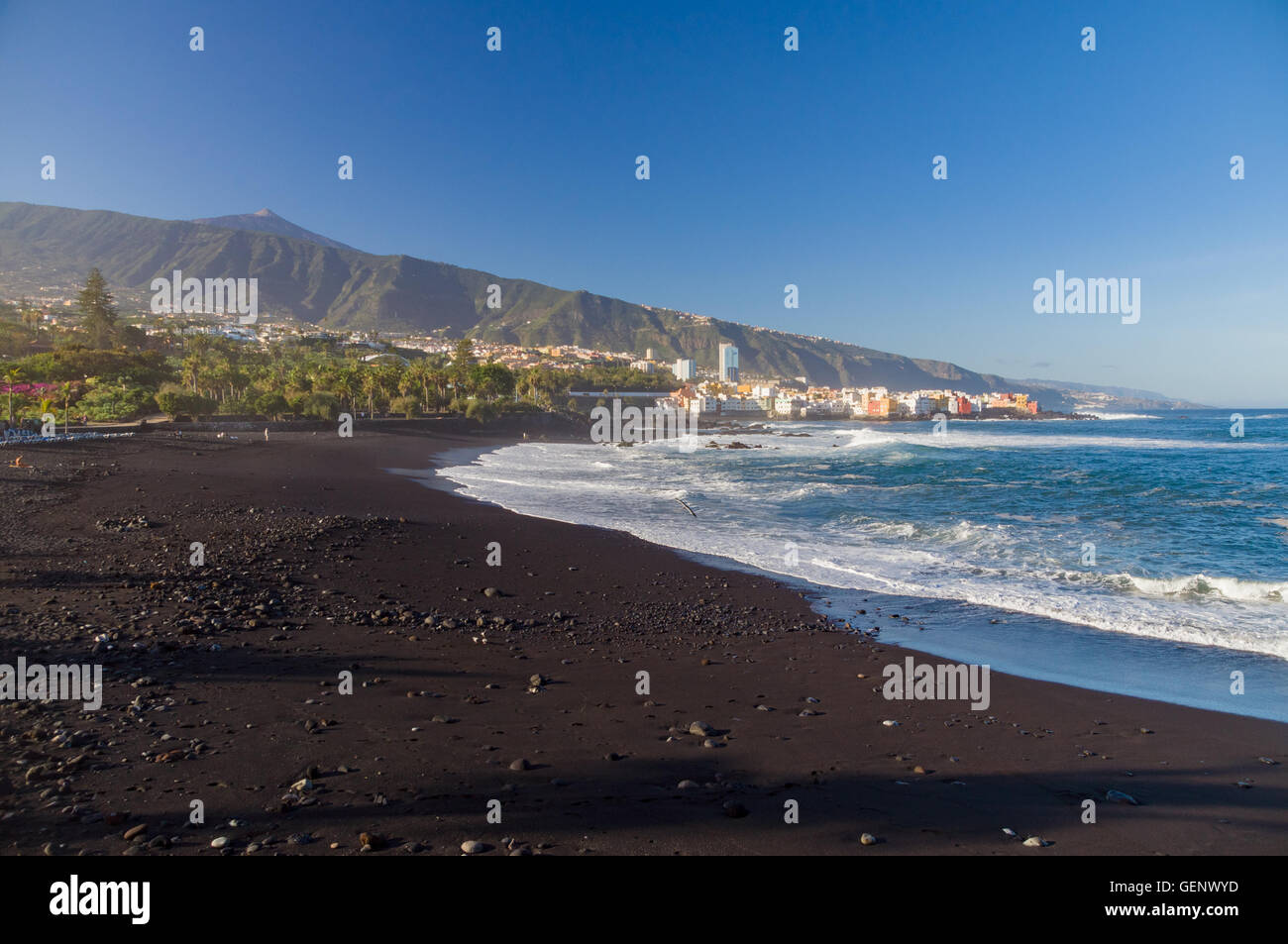 Playa Jardin beach contro El vulcano Teide, Puerto de la Cruz, Tenerife, Isole canarie, Spagna Foto Stock