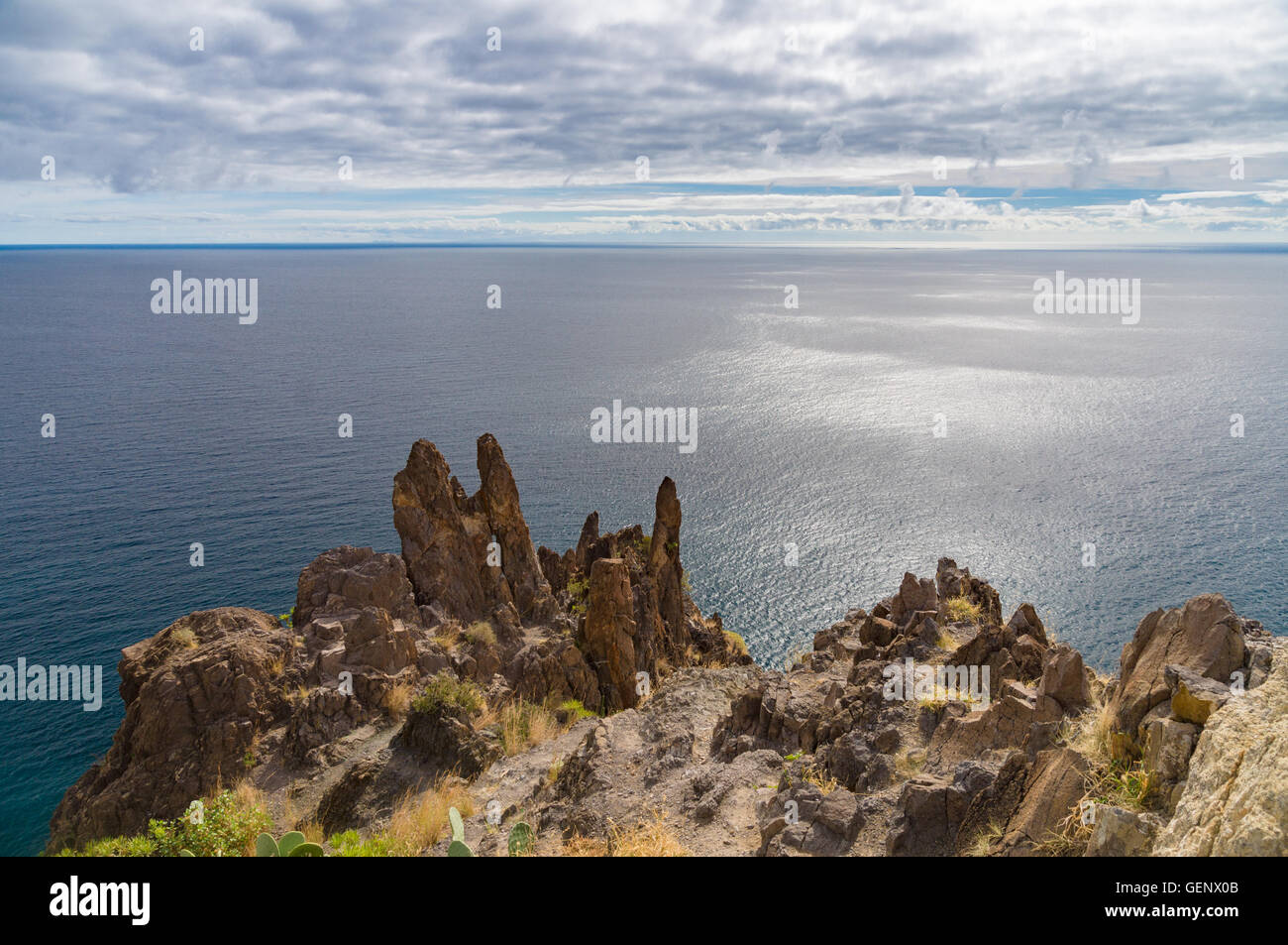 Cliff bordo contro il cielo nuvoloso e oceano Atlantico, pericolo precipizio Foto Stock