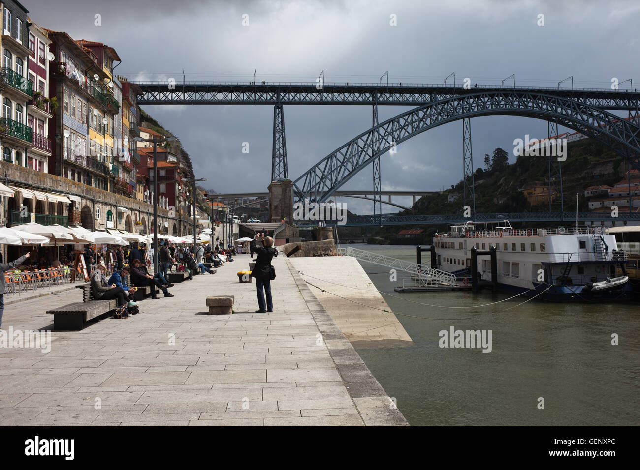 Il Portogallo, Porto, Old Town, Dom Luis I Bridge, Cais da Ribeira Fiume Douro waterfront con nave tour nel centro storico della città Foto Stock