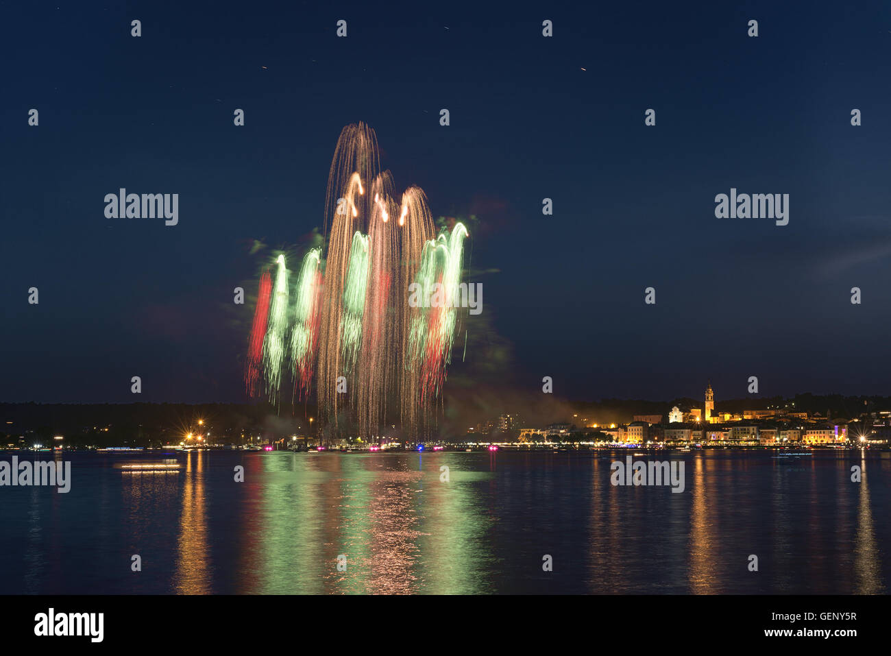 Fuochi d'artificio sul lungolago di Arona in una festa estiva notte visto da Angera, Lago Maggiore - Piemonte Foto Stock