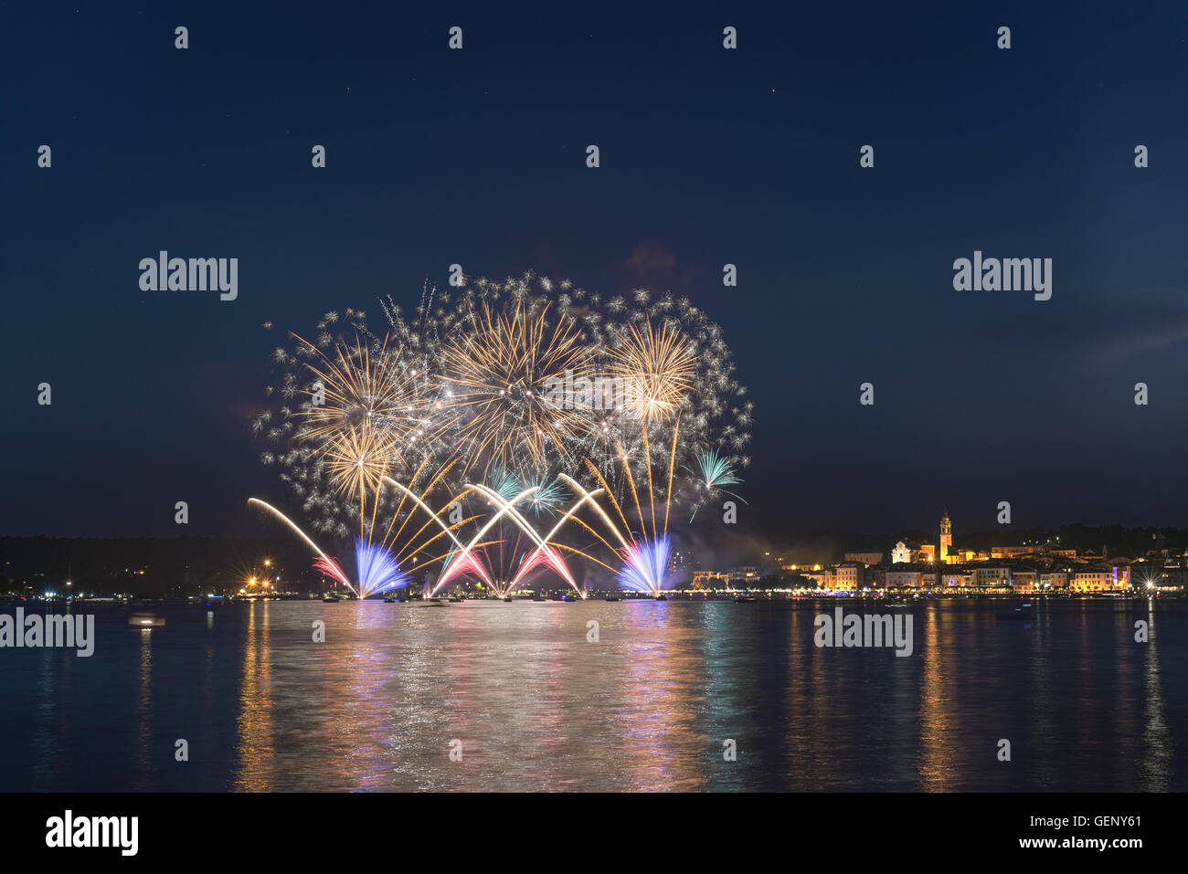 Fuochi d'artificio sul lungolago di Arona in una festa estiva notte visto da Angera, Lago Maggiore - Piemonte Foto Stock