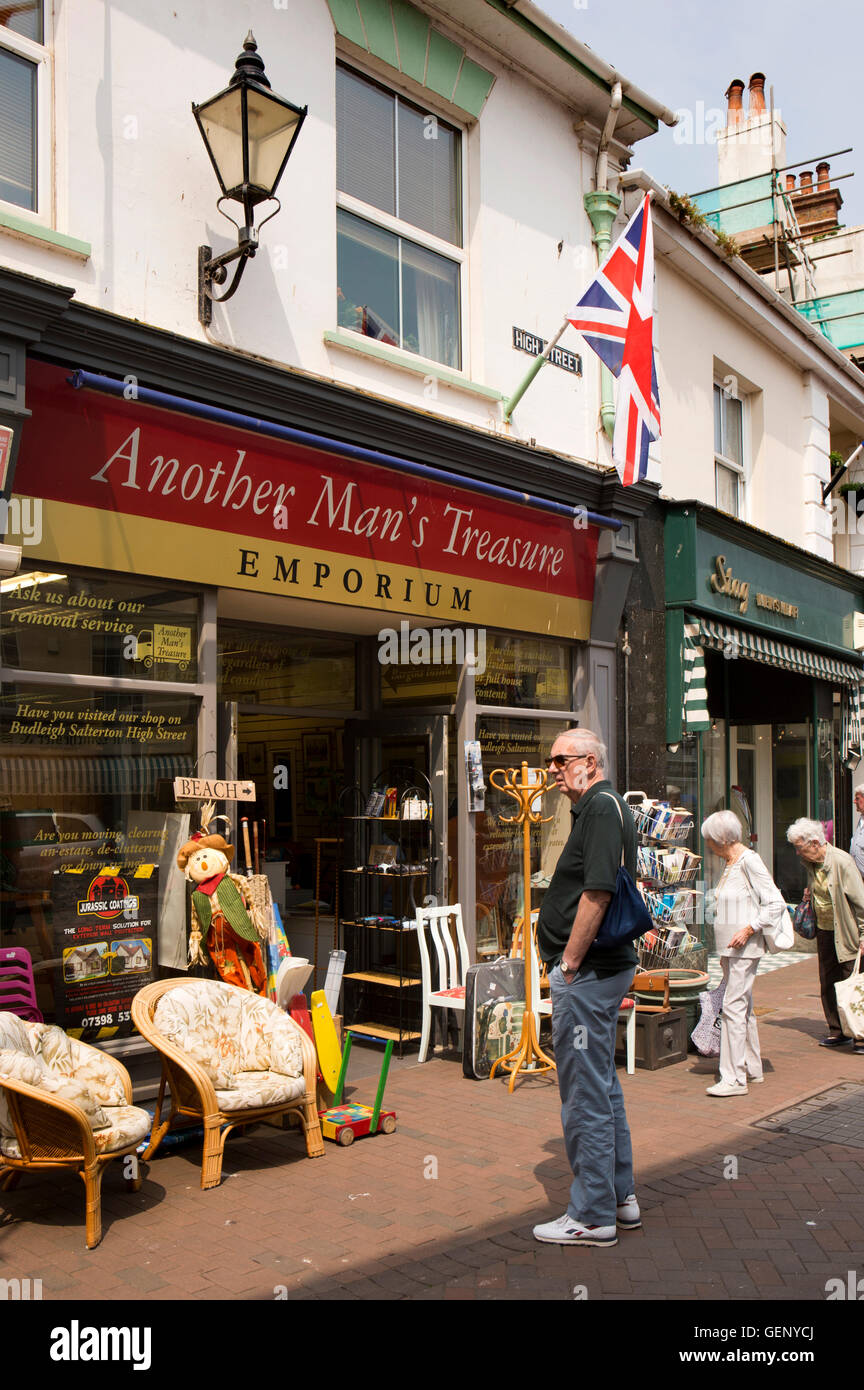 Regno Unito, Inghilterra, Devon, Sidmouth, High Street, un altro uomo del Tesoro del negozio di antiquariato, i visitatori in strada Foto Stock