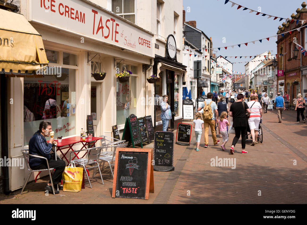 Regno Unito, Inghilterra, Devon, Sidmouth, vecchio Fore Street, gusto Cafe e gelateria Foto Stock